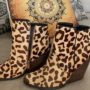 Very Volatile cheetah print with hair texture boots adorable nwot